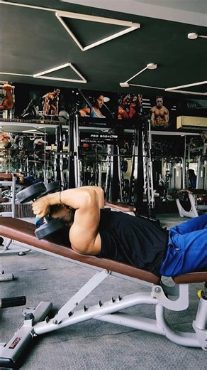 Dumbbell skull crush #tricepsworkout #musclebuliding #gymworkout #motivation #armworkout #subscribe