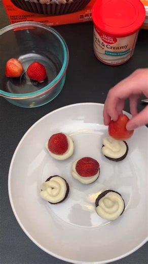 Strawberry Santa gnomes are offically in season 🍓🎅✨. #santagnomes #santaclaus #DIYSnacks #Christmas #christmasparty #christmaspartyideas #partyfood #food #dessert | Spoons Needed