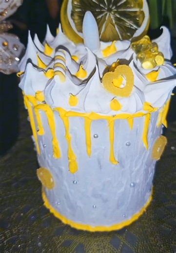 Bougie Led de 13cm fonctionne avec pile AAA. ☺️ création artisanales unique et limité. Disponible sur la boutique (lien en bio) 👈 #collechantilly #fypシ゚ #bougieled #bougiegourmande #pourtoiii