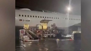 Südbahnhof komplett geflutet - Regenmassen treffen Frankfurt, Flugzeuge stehen im Wasser