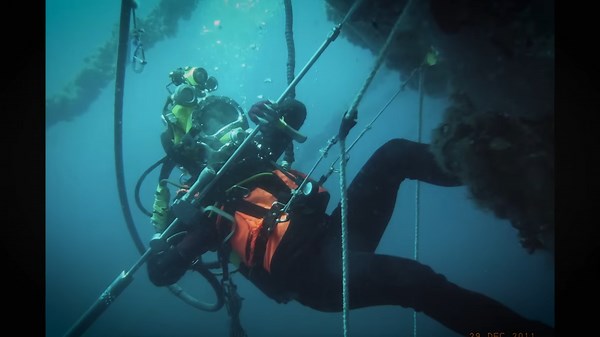 This is How Divers Tried to Escape a Sinking Oil Barge