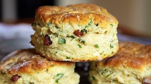 Medvehagymás-baconös pogácsa