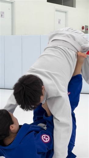 명덕주짓수 on Instagram: "가드는 잘 가야 합니다. 무턱대고 눕는 건 생각보다 위험부담이 큽니다. 골반을 밟고 가드를 가면 상대 하체가 먼저 묶이고, 상체는 자연스럽게 딸려옵니다. 그 순간 상대 체중은 분산되고 들어 올리기도 훨씬 수월해지죠. 그리고 타이밍 맞춰 낼름, 클로즈 가드. 상대 상체가 나에게 쏘옥 빨려 들어옵니다. 가드는 눕는 게 아니라 끌어들이는 겁니다. 명덕네거리 3분 거리, 격투기의 모든 것 🔥 🥋 Gi & No-Gi 주짓수 | MMA | 스크리미지 레슬링 | 태권도 | 서브미션 그래플링 🚇 1·3호선 명덕역 & 건들바위역 더블 역세권 대봉동·남산동·이천동·봉산동 중심 위치 📍 대구 남구 명덕로 232-1, 1층 📞문의: 010-5620-7915 or DM #대구주짓수 #명덕역주짓수 #대봉동주짓수 #대구MMA #명덕네거리"