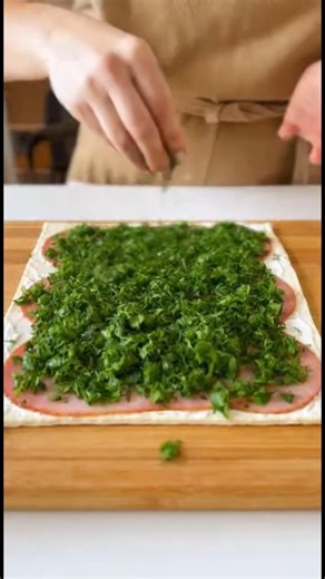 Holiday Pinwheels Ingredients: 1 sheet puff pastry 4 oz cream cheese 4 slices ham ½ cup spinach, chopped Method: Spread cream cheese over puff pastry. Layer ham and spinach; roll tightly. Slice into 12 pinwheels; bake at 375°F for 15–20 minutes. #HolidayPinwheels #FestiveFun #DIYDecor #SeasonalCrafts #CelebrateCreatively #Christmas2025 #ChristmasRecipes #HolidayRecipes #ChristmasBaking #FestiveFood #ComfortChristmas #ChristmasDinner | Healthy Recipe Daily