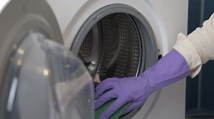 clip-1069193791-wipe-washing-machine-woman-gloves-wipes