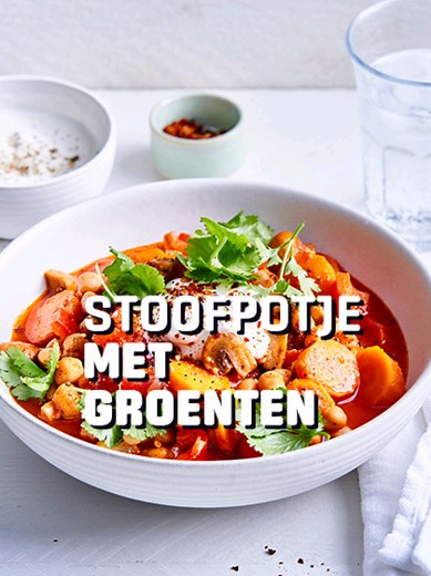 Het is ‘Week van de Peulvrucht’! 🤗 Kookte jij al met peulvruchten zoals kikkererwten, rode bonen of linzen? Nog niet? Check nu Lekkervanbijons.be en vind een pak tips en recepten. Ook dit stoofpotje met groenten #vanbijons en kikkererwten vind je er terug. Dit heb je nodig voor 4 personen: - 1 zoete ui - 2 teentjes knoflook - 250 g champignons - 2 wortelen - 1 rode paprika - 1 blik kikkererwten - 1 el tomatenpuree - 400 g kerstomaten - 1 el garam masala - 1 tl gerookt paprikapoeder - 1 tl chili