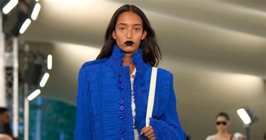 Qu’est-ce que le bleu cobalt, la couleur phare de l'été 2024 ?