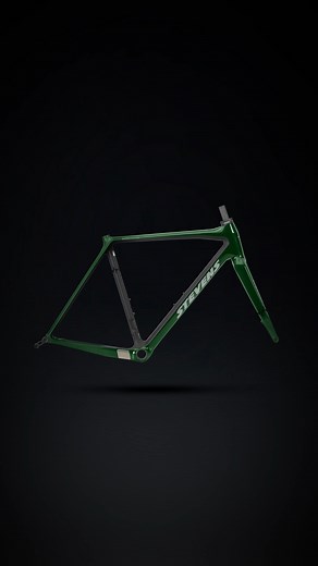 Super Prestige - Forest Green Black Was für ein Glow auf dem Highend Cyclocross Frame-Kit. Das Super Prestige kommt in einem weiteren brandneuen Farbdesign: Forest Green Black 💚 Ab sofort beim STEVENS Fachhändler erhältlich ➡️ https://www.stevensbikes.de/dealermap #stevensbikes #neverstop #superprestige #cyclocross | Stevens Bikes