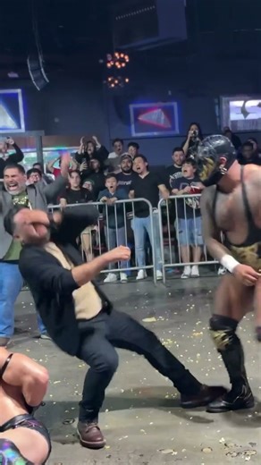 Alpha Wolf Puts Down MLA CEO Ricardo Ordaz With a Punch #luchalibre #lucha #wrestling