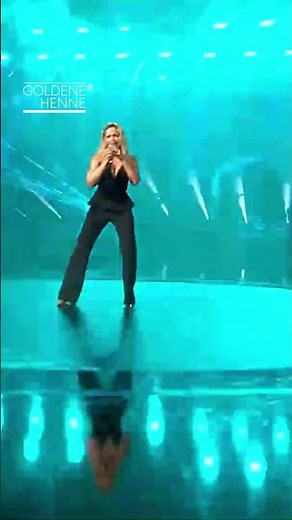 “An meiner Seite” 🩵 bei der Goldenen Henne! Full Performance jetzt auf YouTube✨