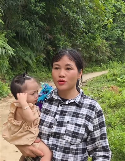 22K views · 330 reactions | Poor baby 8 month old meet kind single mom #fblifestyle #singlemom #poorbaby | Daily poor life | Facebook