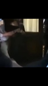 El Saludo Masón El saludo de manos masónico, también conocido como apretón de manos masónico, es un signo de reconocimiento entre miembros de la masonería, que tiene sus raíces en la tradición de los albañiles antiguos, quienes utilizaban estos gestos para identificar a sus compañeros. No existe un único saludo estándar reconocido por todos los masones; en cambio, cada grado dentro de la masonería tiene su propio apretón de manos específico, y en algunos ritos pueden existir hasta 99 grados dist