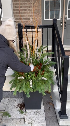 Let’s talk texture!! ✨ When creating a planter, texture is key. Different greenery adds unique depth and movement — cedar gives a soft, draping effect, while pine and boxwood build a fuller, more dimensional base. Incorporating wood elements like birch poles and curly willow adds height and structure, naturally guiding the eye upward and creating balance. Finally, mixing finishes — from long glittery pods to shiny gold balls and matte wood florals — brings contrast and visual interest. Each text