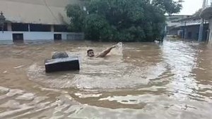 97K views · 490 reactions | #EXTRAActualidad | Lluvias afectan a la Casa de la Cultura en Portoviejo. La imagen de un busto de Eloy Alfaro flotando entre el agua refleja el impacto devastador de las inundaciones en Manabí. Lee más ( https://ow.ly/Ukzl50VumvM ) | Diario Extra | Facebook