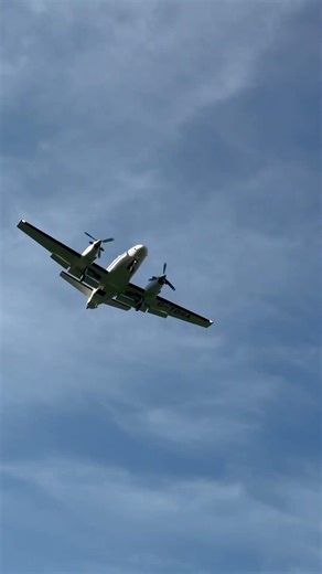 Beechcraft baron landing at BHX