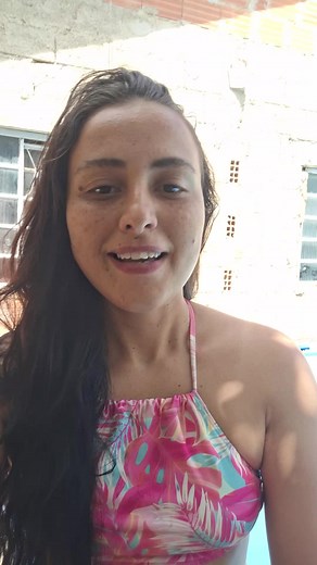 Menina Brincando Na Piscina de Plástico
