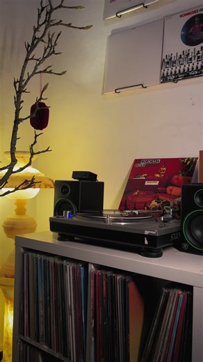 Morcheeba - Big Calm | 1998 Discover Morcheeba’s mesmerizing masterpiece on vinyl! “Big Calm” is a sublime trip-hop album that blends downtempo beats, smooth vocals from Skye Edwards, and lush instrumentation into a hypnotic sonic journey. This record perfectly captures the late 90s chill-out era with sophisticated production and timeless grooves. This LP captures the dreamy, atmospheric sound of one of trip-hop’s finest albums on analog format. Featuring standout tracks like “The Sea” and “Part