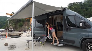 【yoyocamp】豪华房车露营 🚌 在绝美的隐秘海滩游泳、用餐与入眠