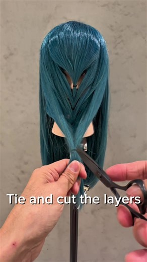 ロングヘアーの顔周りに5箇所ゴムで縛って切るハイレイヤーです。セルフカットにオススメです！ It is a high layer that is tied and cut with 5 places around the face of long hair. Recommended for self-cutting! 长发的脸周围有5处用橡皮筋绑起来剪的高层。推荐给自己剪发！ 긴 머리의 얼굴 주위에 5군데 고무로 묶어서 자르는 하이 레이어입니다. 셀프 컷에 추천합니다! Es una capa alta que se ata y corta con 5 lugares alrededor de la cara del cabello largo. ¡Recomendado para autocorte! É uma camada alta que é amarrada e cortada com 5 lugares ao redor do rosto de cabelos longos. Recomendado para autocorte! إنها طبقة عالية 