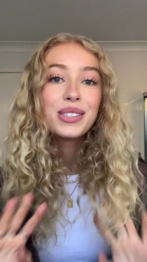 From this.. to THIS! 😲 How amazing are her results?! #hottools#blowout #hair