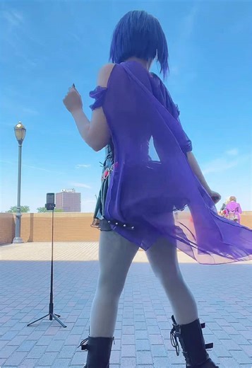 Teen Titans Cosplay Featuring Raven and Starfire