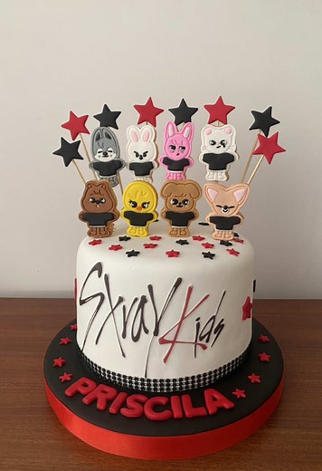 ¿Buscas tu pastel de ensueño de Stray kids? ⭐️ en Mariel cakes festejamos tu cumpleaños al estilo Stray Kids 💕🇵🇪##straykids##skzstay##cake##pastelstraykids##creatorsearchinsights