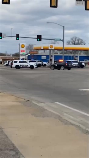108K views · 622 reactions | BREAKING NEWS: News12's Garrett Stringfellow is on the scene of an active situation at a Durant EZ mart. Multiple agencies are also on scene and we will continue to update you as we learn more. | KXII-TV | Facebook