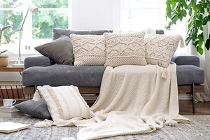 Los mejores cojines para el sofá para renovar tu salón de forma sencilla