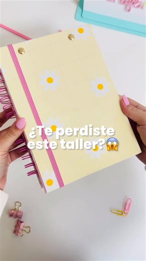 Paola Figueroa 🩷 Talleres | Cursos | Archivos | Encuadernación on Instagram: "🌸✨ ¡Queridas, llegó la hora de florecer en la encuadernación! ✨🌸 ¿Se imaginan crear un proyecto que grite primavera por donde lo mires? 🌼💖 En este nuevo Taller Online aprenderás a armar un cuaderno doble A5 con tres técnicas profesionales que van a hacer brillar tus manos creativas: 🔩 Anillo parcelado 📘 Taco encolado 🔩 Tornillos Chicago Y lo mejor → no estarás sola 🎀 Tendrás descargables listos para imprimir y