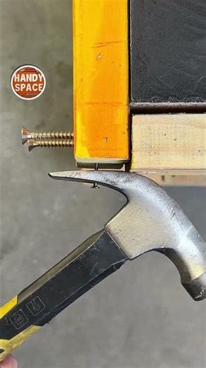 Hammer as a Lever! Pro Carpenter Nail Trick!