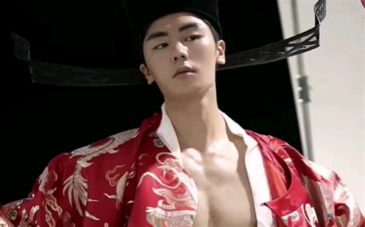 肌肉男模写真，拍摄花絮！真的美极了，肌肉与古风结合得恰到好处！