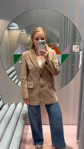 VERO MODA Stores on Instagram: "VMPERNILLE er jakken, der passer til alt 🤎⁠ Lækker pasform, flotte detaljer og perfekt til både jeans og kjoler.⁠ En ny favorit i garderoben - som du vil bruge igen og igen!⁠ ⁠ Jakke: VMPERNILLE // 1699.95 DKK"