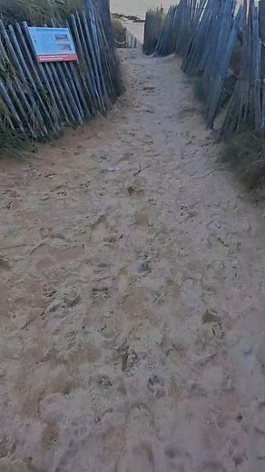 En automne, Belle-Ile vous dévoile ses trésors cachés et vous offre des expériences uniques qui combinent découverte, authenticité, détente et aventure comme ici plage de .... 🎥 instagram.com/pascallechaudel | Belle Ile en Mer