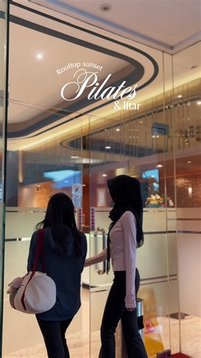 ROOFTOP PILATES & IFTAR Nikmati 50-minute mat pilates session saat sunset, dilanjutkan dengan berbuka dengan menu set di The Oerip, rooftop lantai 11 G Hotel Pontianak. Jumat, 27 Februari 2026 17.00 – 19.00 WIB IDR 199.000 / pax Termasuk: Mat pilates session (mat disediakan) 2 pilihan Iftar menu set Collagen drink by Tropicana Slim Doorprize from Wardah Hubungi kami untuk info lebih lanjut! #ngabuburitgaya #pilates #pontianak #pontianakviral