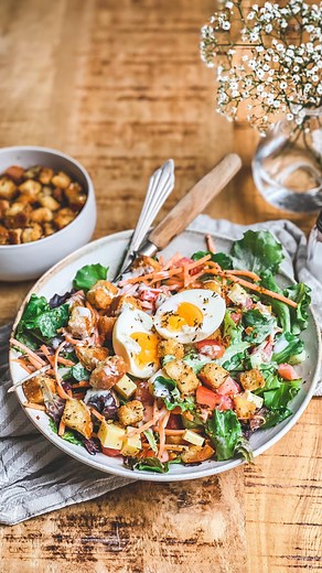 ( Croûtons de pain aux herbes ) 🥖 … une recette simple et rapide comme vous les aimez🍃 . Finis les croûtons industriels, place aux croûtons « maison » préparés en 10 minutes chrono, plus d’excuse 🤪 . 👉🏻Ingrédients: -6 tranches de pain de mie -1 CS herbes de Provence -1 CS de piment d’Espelette - 1 CS d’ail en poudre -Sel -Huile d’olive . 👉🏻Préparation: 🔸Préchauffer le four à 200º 🔸Couper les tranches de pain de mie en dés 🔸Dans un saladier mélanger les dés de pain de mie avec les herbe