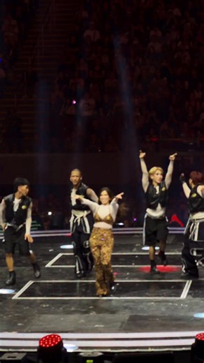 #thesexbombconcert #rAWnd3 #wearevermanilaph #embermediastudios #laoulalumiere #vivaglitter #Wearever | Lee Jane