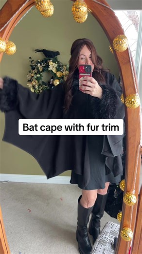 Adorable bat cape made of polar fleece! 🦇 #goth #gothicfashion #cape #winterfashion #edgyfashion