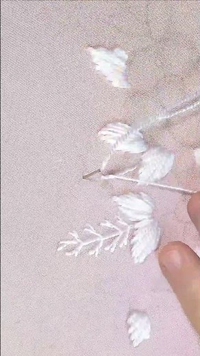 BEAUTIFUL WHITE FLOWERS WOOL EMBROIDERY SHORT