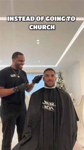 "I'm Heading To Nigeria" Anthony Joshua recently shared a live stream where he was seen having a lively conversation with his barber, Slider Cuts, as he prepared for his upcoming trip to Nigeria. The friendly banter between the two was a testament to their close friendship, with Joshua expressing his excitement about returning to Nigeria. The stream took a surprising turn the following morning when news broke about a car crash that Joshua had managed to escape. We are thankful for his safety. #a