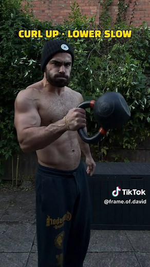 BUILD ARMS COORDINATION 💪🏼 One kettlebell. One smooth movement. The KB Around-the-World → Alternating Curl develops more than just your biceps—it challenges grip, coordination and upper-body control. 💥 Trains: ✅ Biceps ✅ Forearms & grip ✅ Hand-to-hand coordination ✅ Core stability ✅ Controlled eccentric strength Try it: • 3–4 rounds • 30–40 seconds continuous reps • Rest 45–60 seconds Keep the kettlebell close, avoid twisting your torso and control every lowering phase. Start with a lighter k