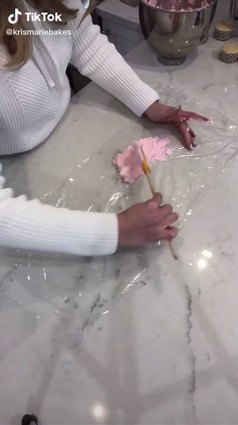 How to Make a Two Tone Frosting Swirl