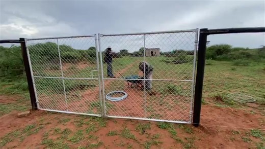 How to install gate the right way😊 #fencingcontractor #farminglife #secureyourproperty #WeareShalomFencing