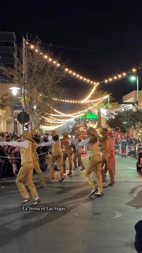 ✨‼️The Downtown Summerlin Holiday Parade is a free, seasonal parade featuring festive floats, dancers, holiday music, snow flurries, and a visit from Santa. • It takes place along Park Centre Drive in Downtown Summerlin (Summerlin, Las Vegas). 📅 2025 Schedule • Parade shows are held every Friday and Saturday at 6:00 PM from November 21 through December 20, 2025. #lavernaoflasvegas #fblifestyle • There’s also a special performance on Monday, December 22, 2025. 🎯 Upcoming Dates (based on 2025 ca