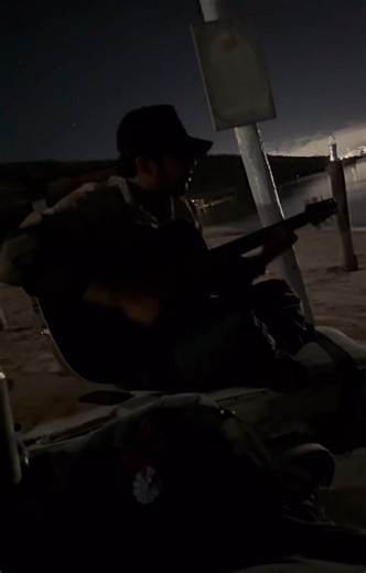 Neton Vega en Acústico en Playa Pichilingue