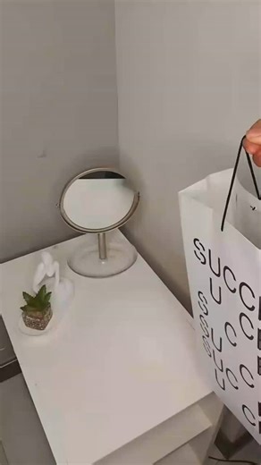 ✨ La caída perfecta hecha tela ✨ Nuestra pantalona SUCCESSO destaca por su movimiento fluido y su textura sofisticada. Cada paso realza su diseño, mostrando una tela que abraza la figura con elegancia y comodidad. Ideal para elevar cualquier outfit con un toque de estilo atemporal. 💛#successo #moda #stylefashion #cbba #bolívia | Successo