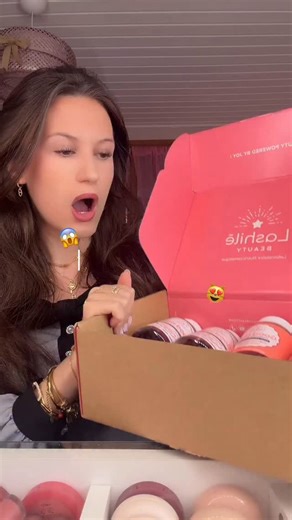 𝐋𝐢𝐥𝐲🎀 on Instagram: "On teste le gummies de chez @lashilebeauty J’ai trop hâte de voir le résultat ! Personnellement si ça peut vous aider, j’ai pris la cure renfort car ça ne peut que leur faire du bien et les rendre encore plus brillant ! Mais surtout la cure anti chute car avec le stresse et la longueur qu’ils ont ils se cassent très souvent .. Code promo : LILY15 #crashtest #lashile #cheveux Collaboration commerciale"