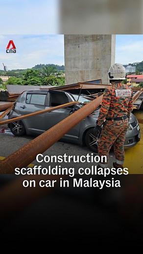This is the heart-stopping moment a temporary steel frame collapsed onto a car in Malaysia on Tuesday (Nov 18). The female driver was reportedly unharmed and rescued by members of the public before authorities arrived on the scene at Kuala Lumpur Middle Ring Road 2 (MRR2) near the Batu Caves. The scaffolding was part of construction works on the East Coast Rail Link. Malaysia Rail Link Sdn Bhd, the company in charge of the project, has since halted works in the area. #malaysianews #malaysia | CN