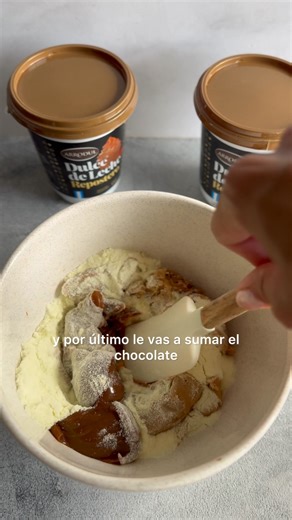 Porque el amor también se expresa con algo rico 👉 Bocaditos rellenos de dulce de leche y pasta de maní 💖 📌 Ingredientes: ☑️ 100 g de chocolate blanco ☑️ Colorante rosa apto para chocolate ☑️ 3 cucharadas de pasta de maní ☑️ 2 cucharadas de dulce de leche repostero ☑️ 2 barritas de chocolate amargo picado ☑️ 50 g de leche en polvo 📌 Procedimiento: ☑️ En un bowl, combiná la pasta de maní, la leche en polvo y el dulce de leche repostero hasta lograr una mezcla homogénea. ☑️ Agregá el chocolate 