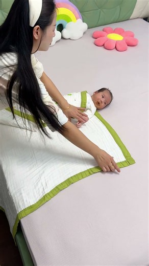 新生儿宝宝会有惊跳反应，睡觉一惊一乍的，今天给大家分享浴巾襁褓包裹法，可以减少宝宝哭闹，也能宝宝睡得更加安稳，快学起来#新生儿#预防新生儿惊跳的方法#怎么包裹新生儿 #蛇宝宝