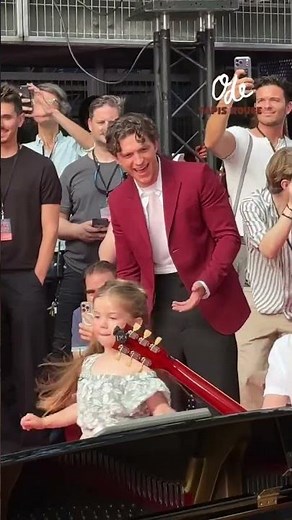 🎶❤️ Tom Holland et Zendaya ont été accueillis à Paris par une surprise musicale inédite pendant